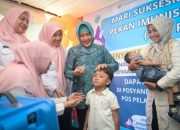 Ketua TP PKK Kota Makassar Berikan Secara Simbolis Tetes Vaksin di Posyandu Azoka 7