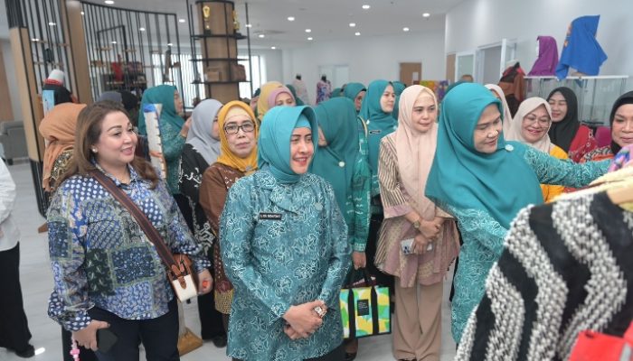 Terkesima dengan Produk UP2K Makassar, Ninuk Triyanti Zudan Borong Produk Hasil Kerajinan