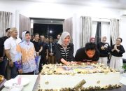 PJ Sekda yang Ke-43 Tahun Diberi Doa dan Suapan Kue Dari Ketua TP PKK Kota Makassar