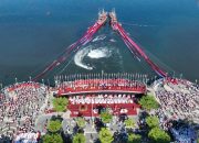 Atraksi Megah Upacara HUT RI di Makassar 7.900 Meter Bendera Merah Putih Membentang di Pantai Losari