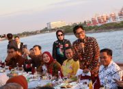 Kuliner Sambil Sailing Naik Phinisi, Peserta KIM Fest 2024 Nikmati Senja di Laut Losari