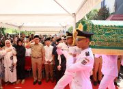 Tangis Danny Pomanto Pecah Saat Upacara Pelepasan Jenazah Almarhum Camat Ujung Pandang Syahrial Syamsuri