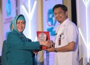 Sinergi TP PKK dan OPD Pemkot Makassar, Indira Yusuf Ismail Serahkan Plakat Penghargaan di HKG ke-52