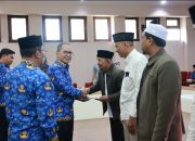 Wali Kota Makassar Danny Pomanto Serahkan SK Penetapan kepada Puluhan Imam Kelurahan