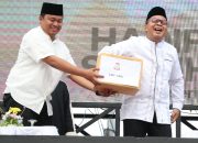 Danny Pomanto Serahkan Paket Sembako dan Umroh Ke Jamaah Gerakan Makassar Shalat Subuh Berjamaah