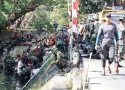 TNI, Kepolisian, Pemkot Makassar dan Masyarakat Bahu-membahu Bersihkan Kanal di Jalan Andi Djemma