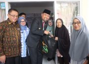 Rangkaian HUT Kota Makassar ke 417, Pjs Wali Kota Makassar Serahkan Paket Penghargaan
