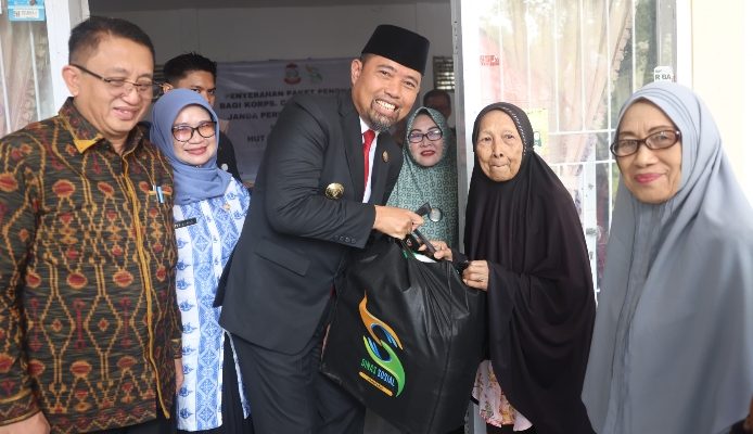Rangkaian HUT Kota Makassar ke 417, Pjs Wali Kota Makassar Serahkan Paket Penghargaan