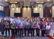 Di Acara ADINKES Pjs Walikota Makassar Andi Arwin Asiz Terima Penghargaan Inisiatif Implementasi KTR yang Diserahkan Langsung Wamendagri