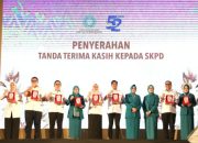 Pada Peringatan HKG ke52, Sekretaris Dinkes Makassar Ahmad Asyarie Terima Plakat Penghargaan