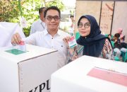 Pj Sekda Makassar Irwan Adnan dan Keluarga Gunakan Hak Pilih di TPS 003 Pisang Selatan