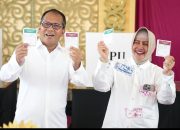 Danny Pomanto Gendong Cucu ke TPS 001 Salurkan Hak Pilihnya di Pilkada Serentak 2024